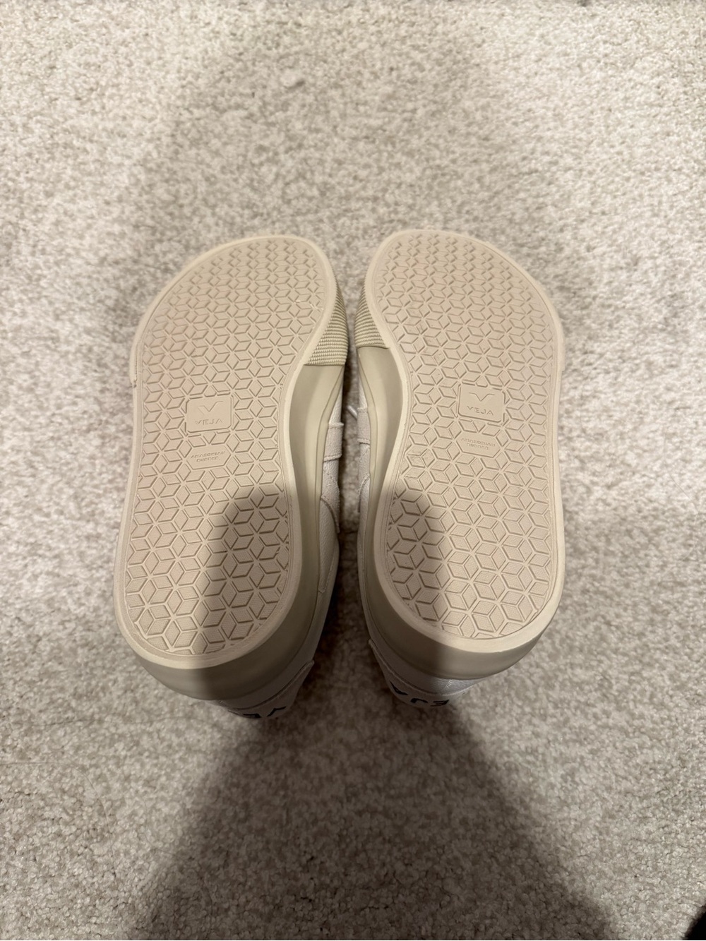 NEW Veja Women’s V-10 Sneakers in White and Cream - Picture 5 of 6
